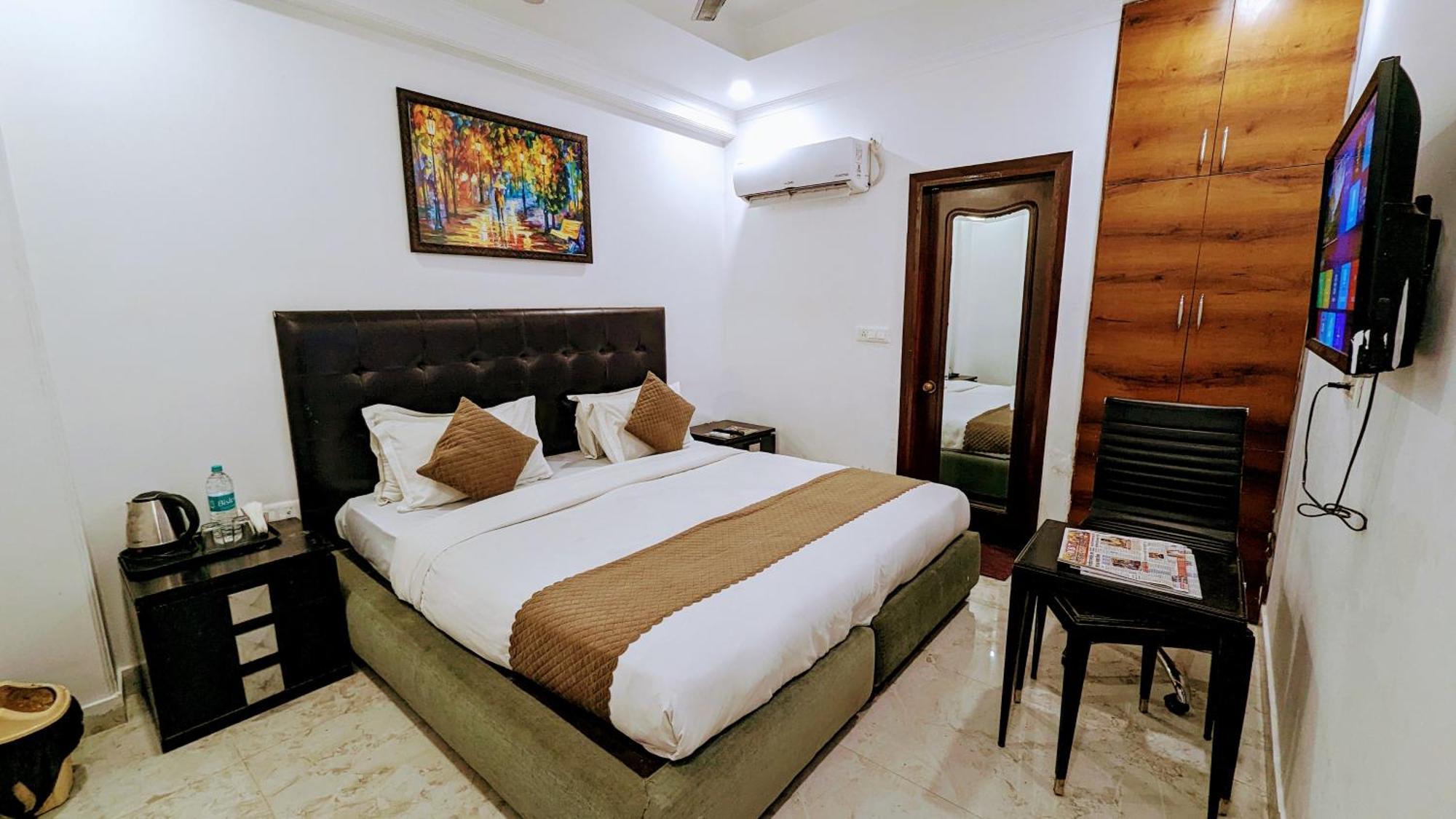 Hotel Moon Taj Near Yashobhoomi Convention Centre Делхи Екстериор снимка