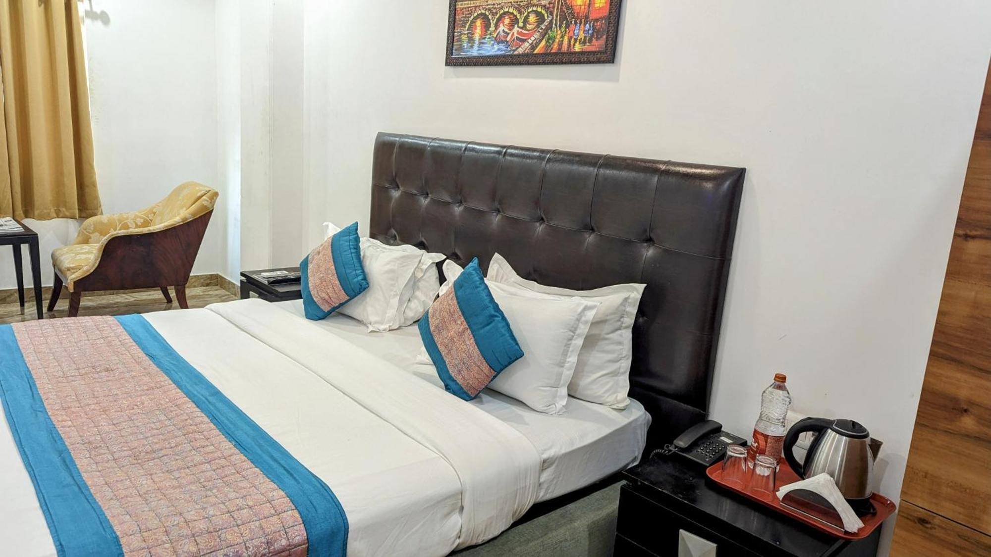 Hotel Moon Taj Near Yashobhoomi Convention Centre Делхи Екстериор снимка