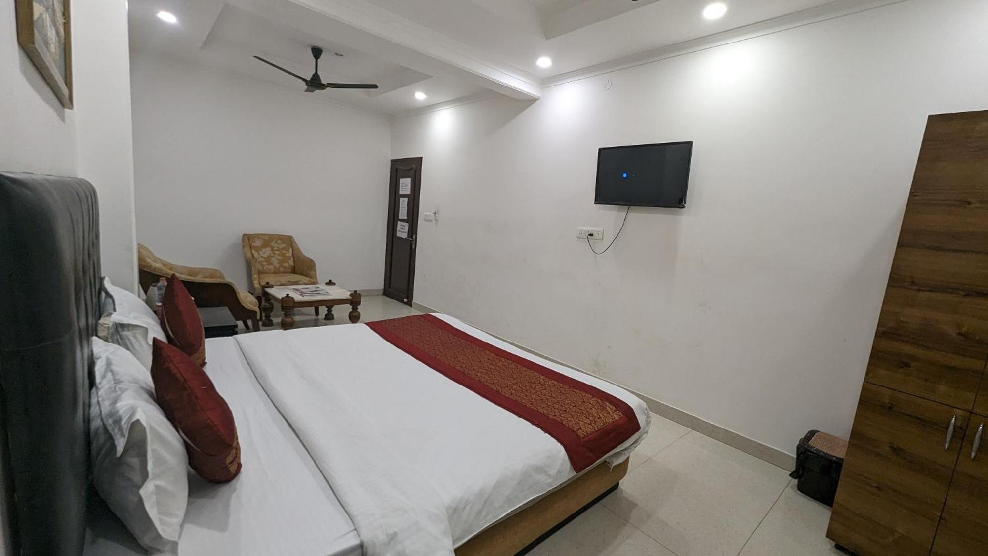 Hotel Moon Taj Near Yashobhoomi Convention Centre Делхи Екстериор снимка