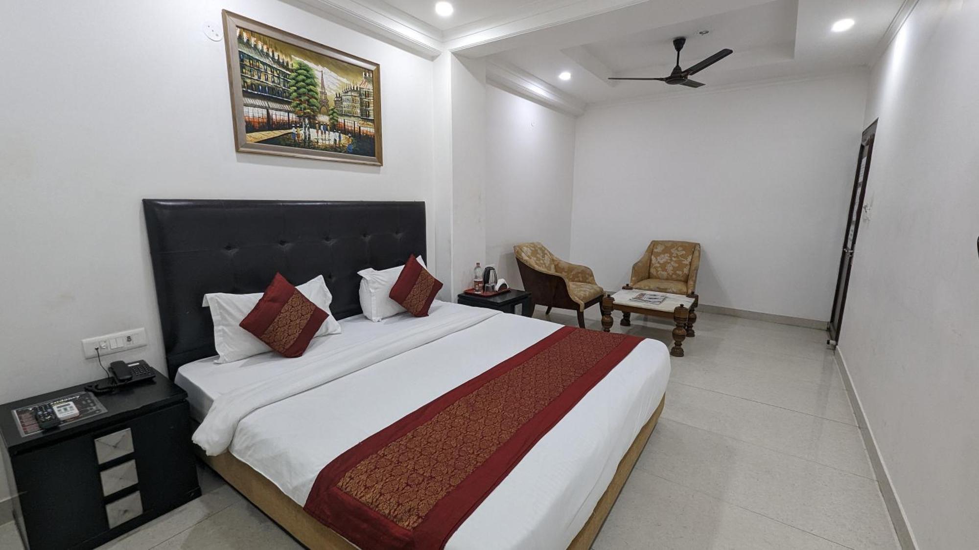 Hotel Moon Taj Near Yashobhoomi Convention Centre Делхи Екстериор снимка
