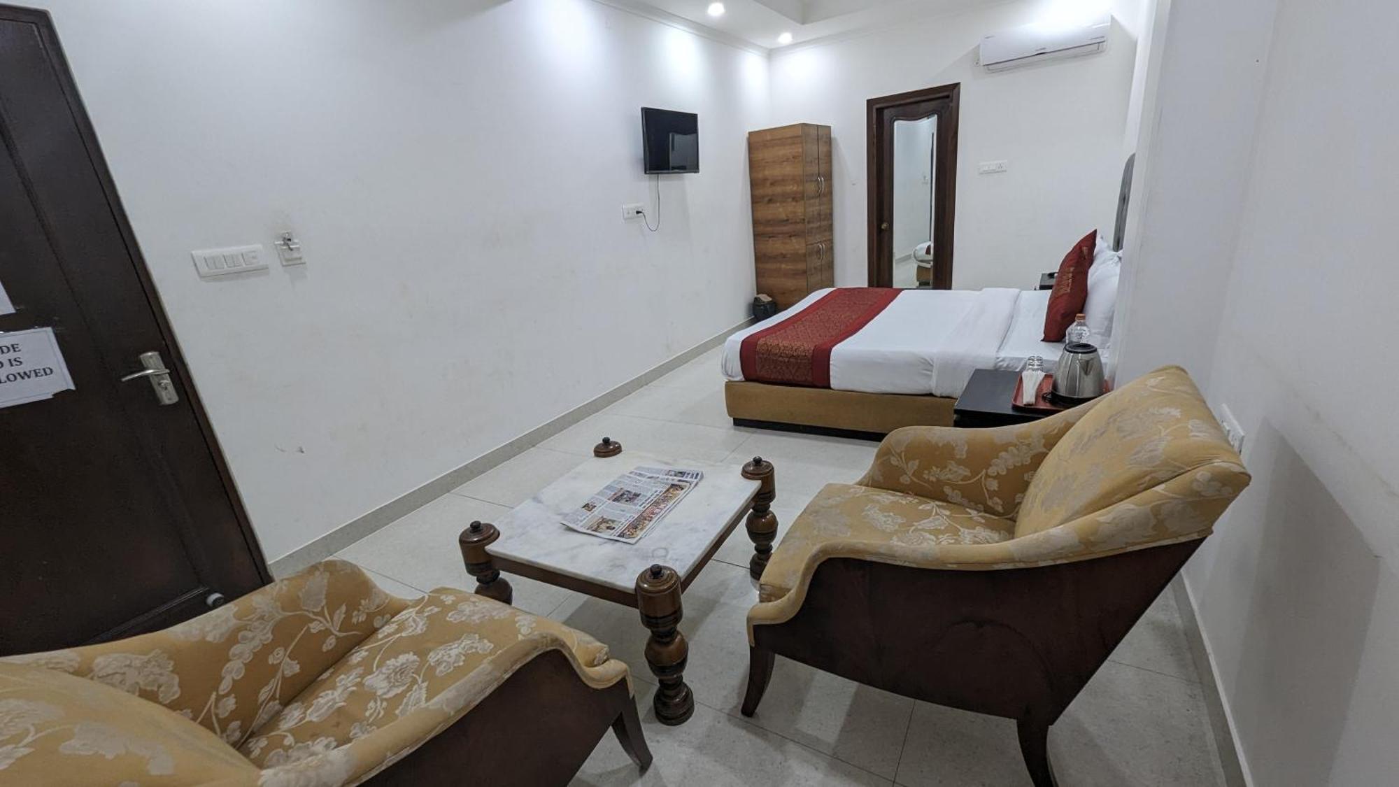 Hotel Moon Taj Near Yashobhoomi Convention Centre Делхи Екстериор снимка