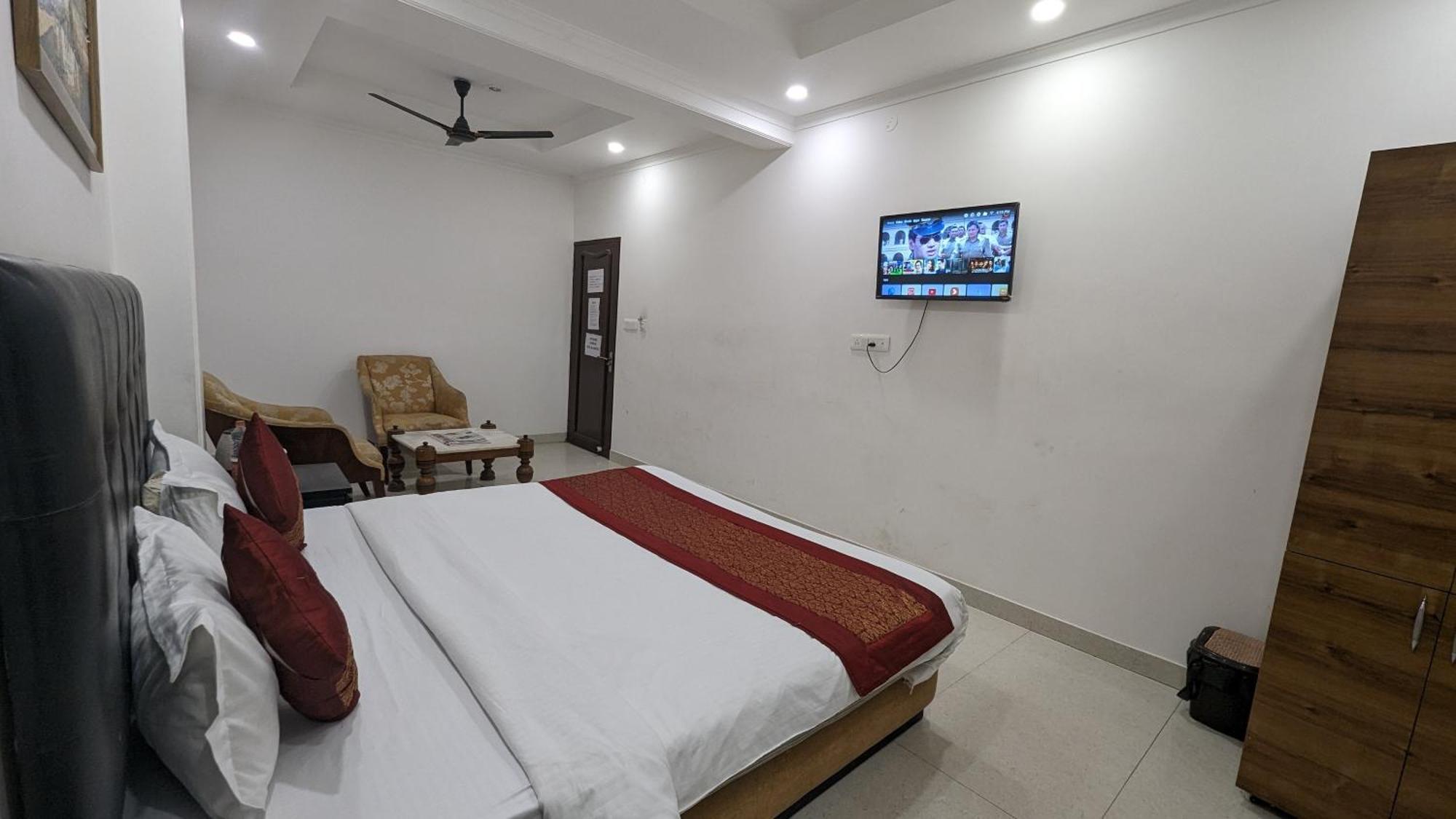 Hotel Moon Taj Near Yashobhoomi Convention Centre Делхи Екстериор снимка