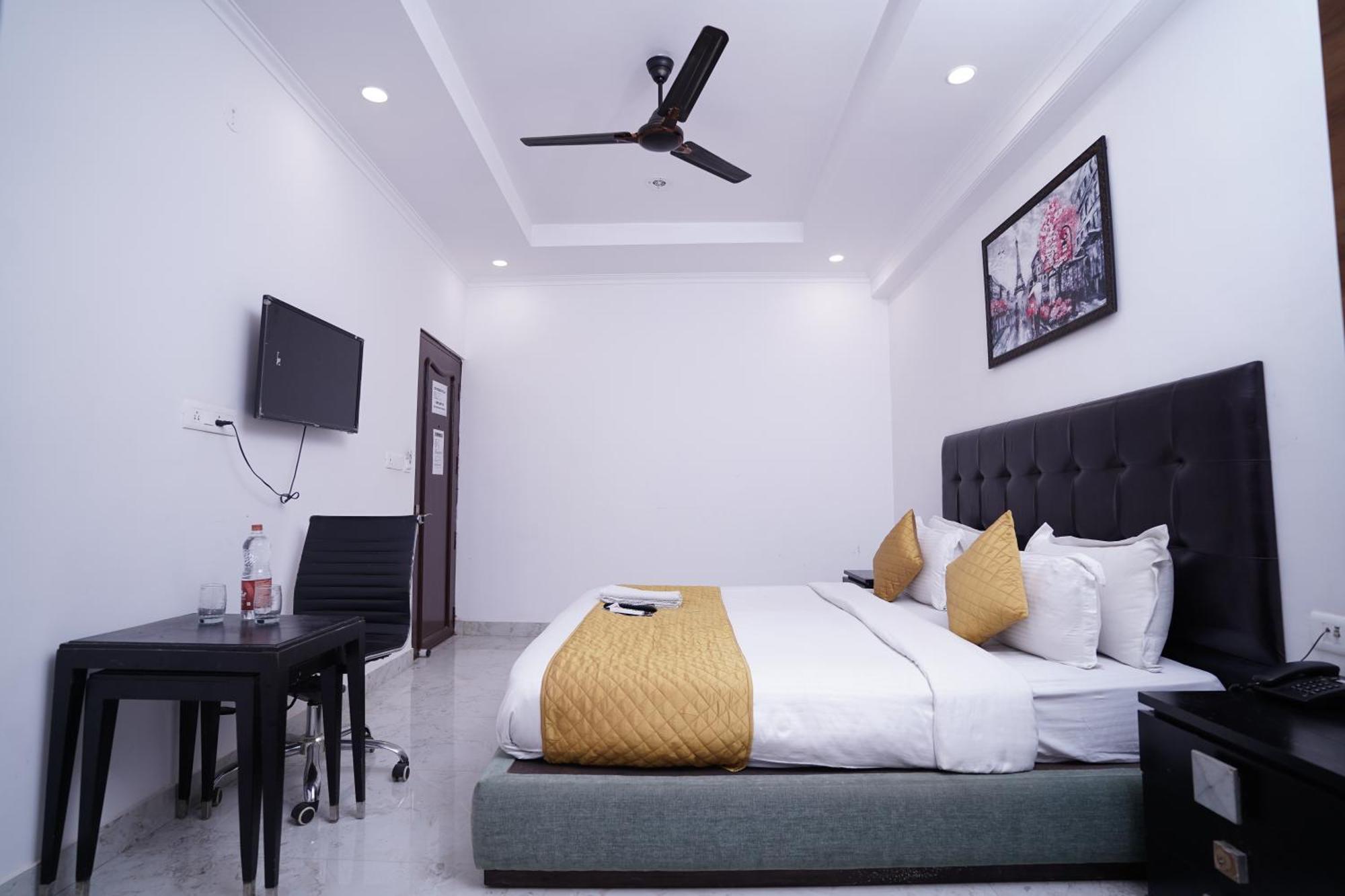 Hotel Moon Taj Near Yashobhoomi Convention Centre Делхи Екстериор снимка