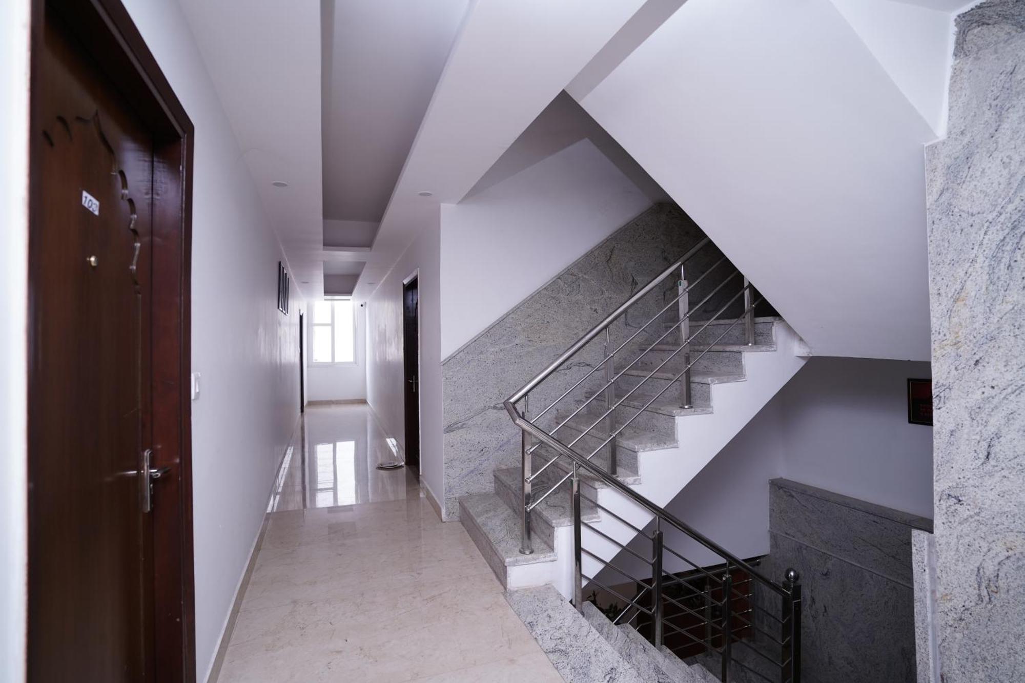 Hotel Moon Taj Near Yashobhoomi Convention Centre Делхи Екстериор снимка