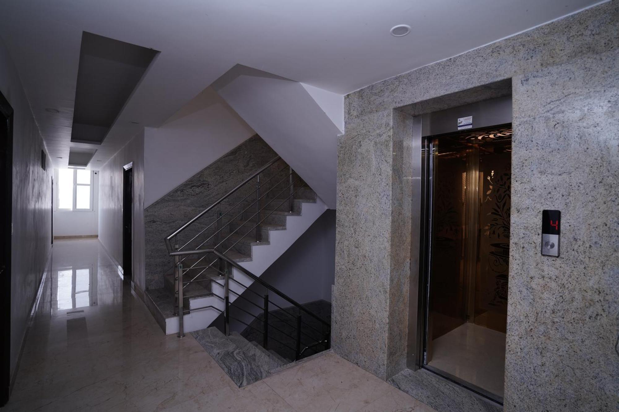 Hotel Moon Taj Near Yashobhoomi Convention Centre Делхи Екстериор снимка