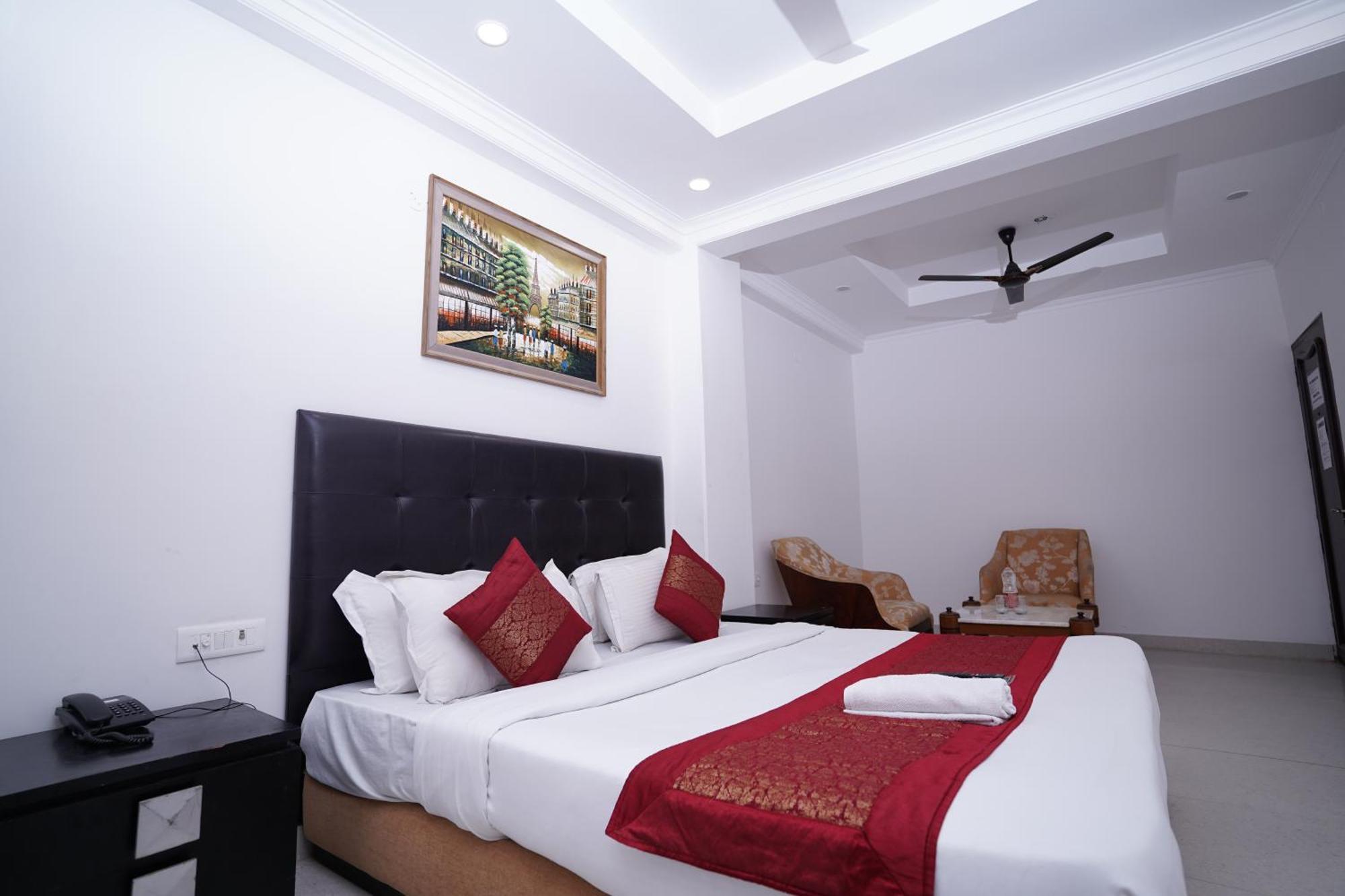 Hotel Moon Taj Near Yashobhoomi Convention Centre Делхи Екстериор снимка