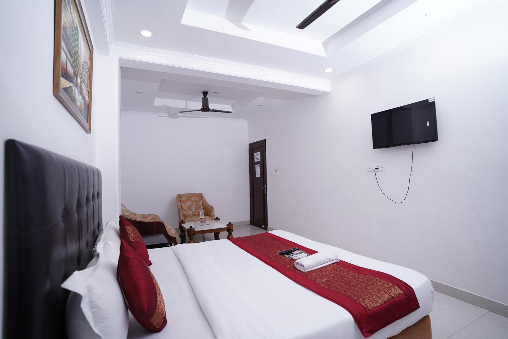 Hotel Moon Taj Near Yashobhoomi Convention Centre Делхи Екстериор снимка